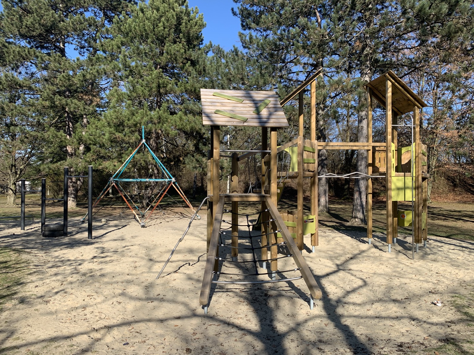 Spiel- und Bewegungsbereich im Schulgarten der VS 28